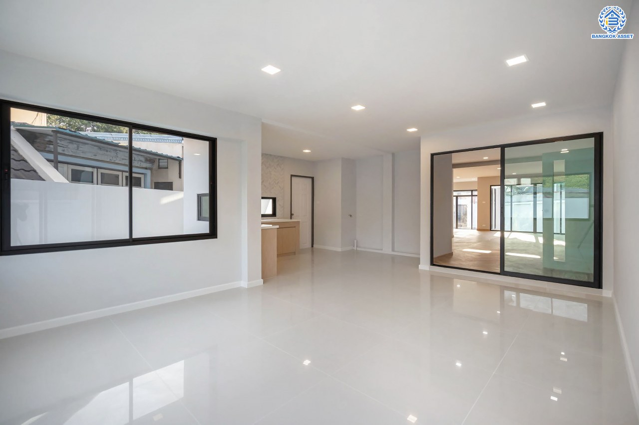 บ้านมือสองตกแต่งใหม่ ดีไซน์สวย โครงการ ลาดพร้าว130 ลาดพร้าว หลังใหญ่ถึง 154 ตร.ว. ฟังก์ชัน 4 ห้องนอน 5 ห้องน้ำ 1 ห้องแม่บ้าน จอดรถได้ 2 คัน พื้นที่ใช้สอยกว่า 589 ตร.ม. รองรับทุกกิจกรรม บนทำเลเชื่อมต่อหลายเส้นทาง อาทิ ถนนรัชดาภิเษก, ถนนเสรีไทย, ถนนรามคำแหง ใกล้จุดขึ้นทางด่วน "ฉลองรัช" ใกล้รถไฟฟ้าสายสีเหลือง "สถานีลาดพร้าว101" และรถไฟฟ้าสายสีส้ม "หัวหมาก"